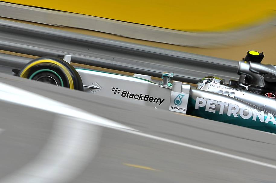 Nico Rosberg gioca...a nascondino. Epa
